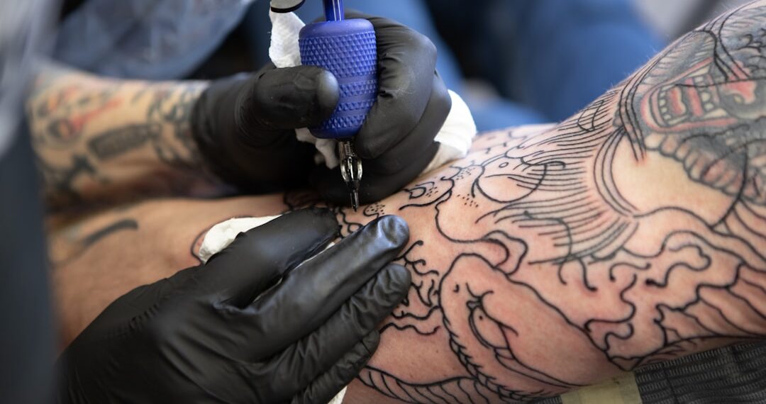 Tatoeëerder zet een tattoo