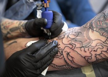 Tatoeëerder zet een tattoo
