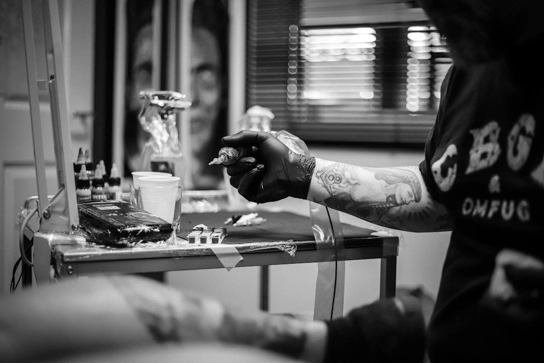 Tatoeëerder zet een tattoo