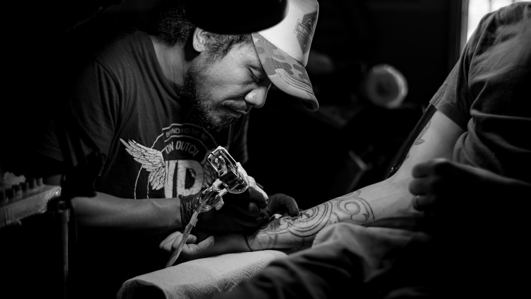Tatoeëerder zet een tattoo