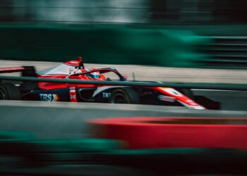 Formule 1-auto op het circuit