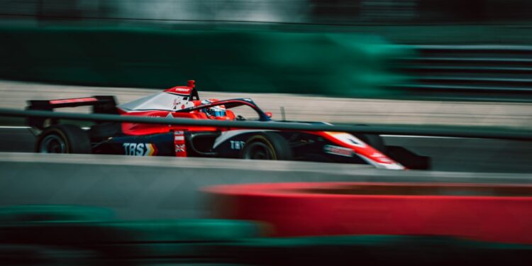 Formule 1-auto op het circuit