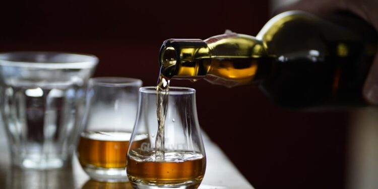 Whisky proeven in een tumbler