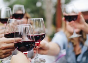 Glas rode wijn op tafel