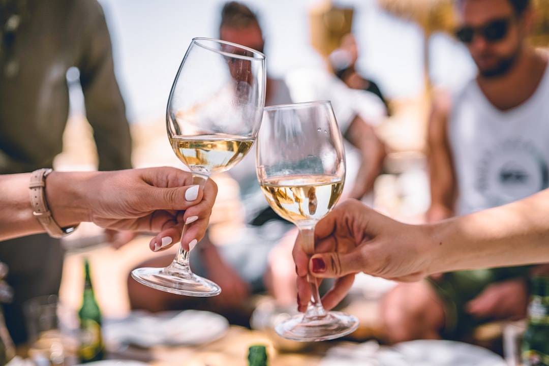 Glas rode wijn op tafel