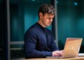 Ondernemer werkt geconcentreerd op zijn laptop