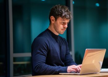 Ondernemer werkt geconcentreerd op zijn laptop