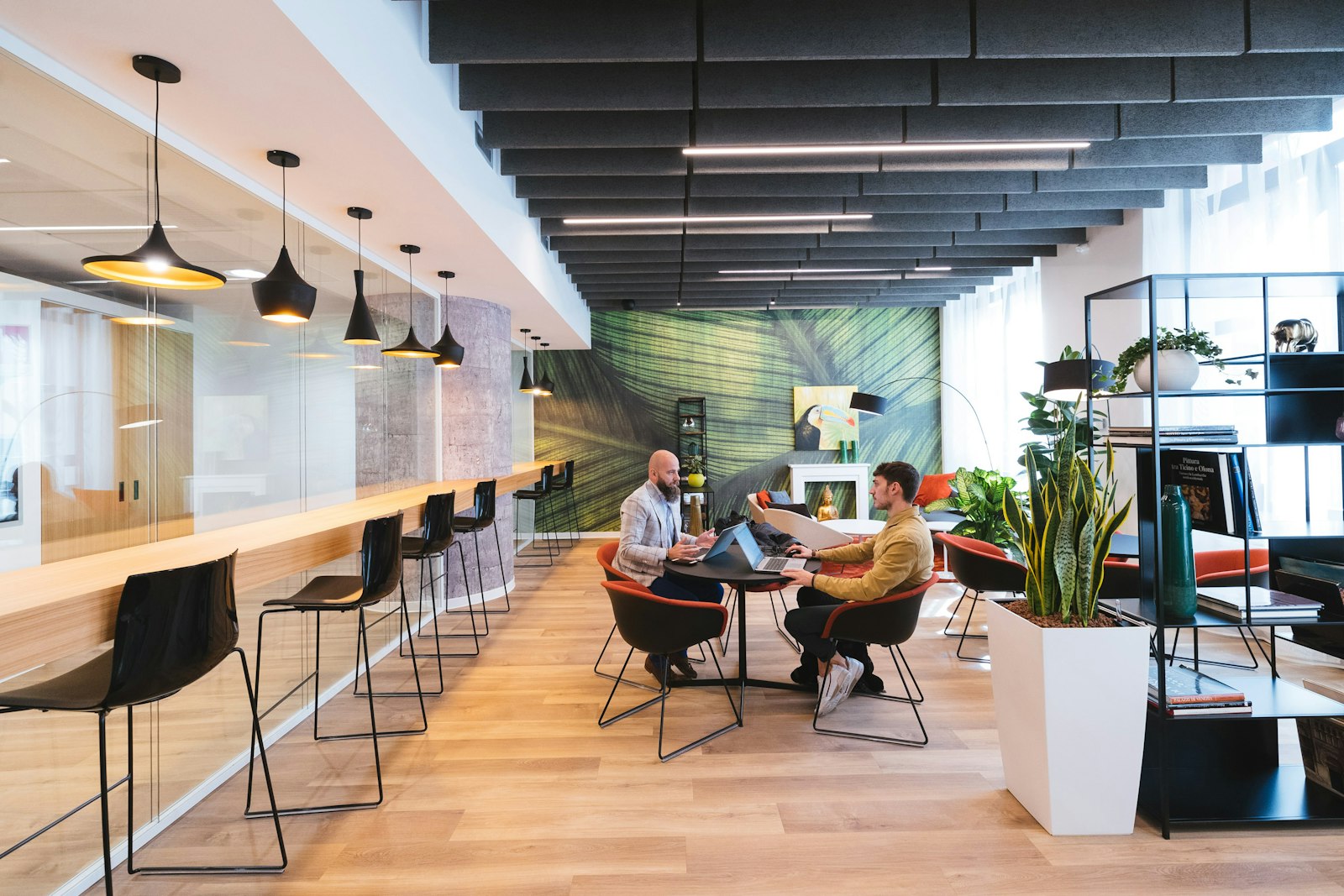 Man werkt op een flexplek in een gedeeld kantoor