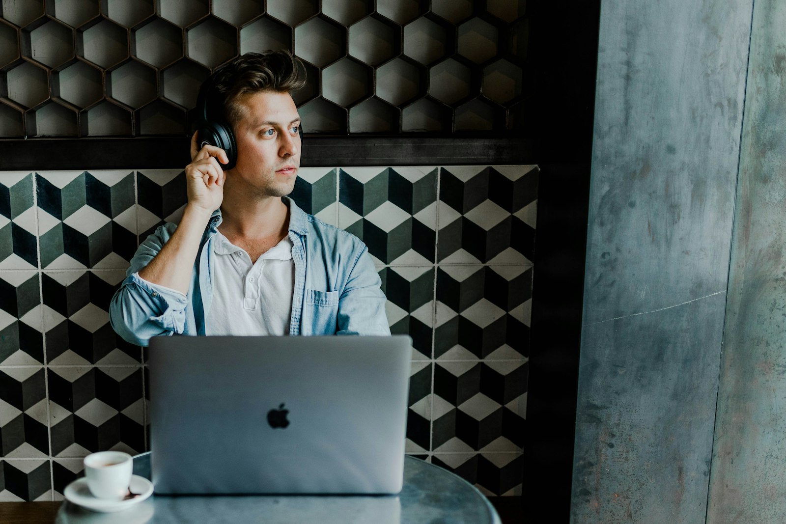 Ondernemer achter zijn bureau met laptop