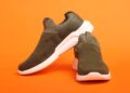 Schoenen op een houten bank