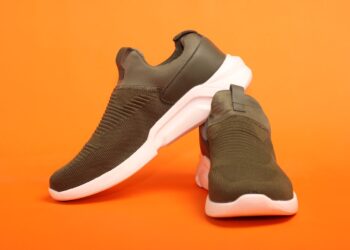 Schoenen op een houten bank