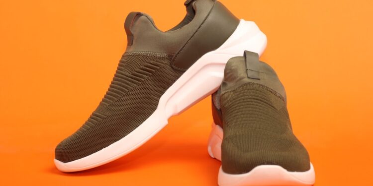 Schoenen op een houten bank