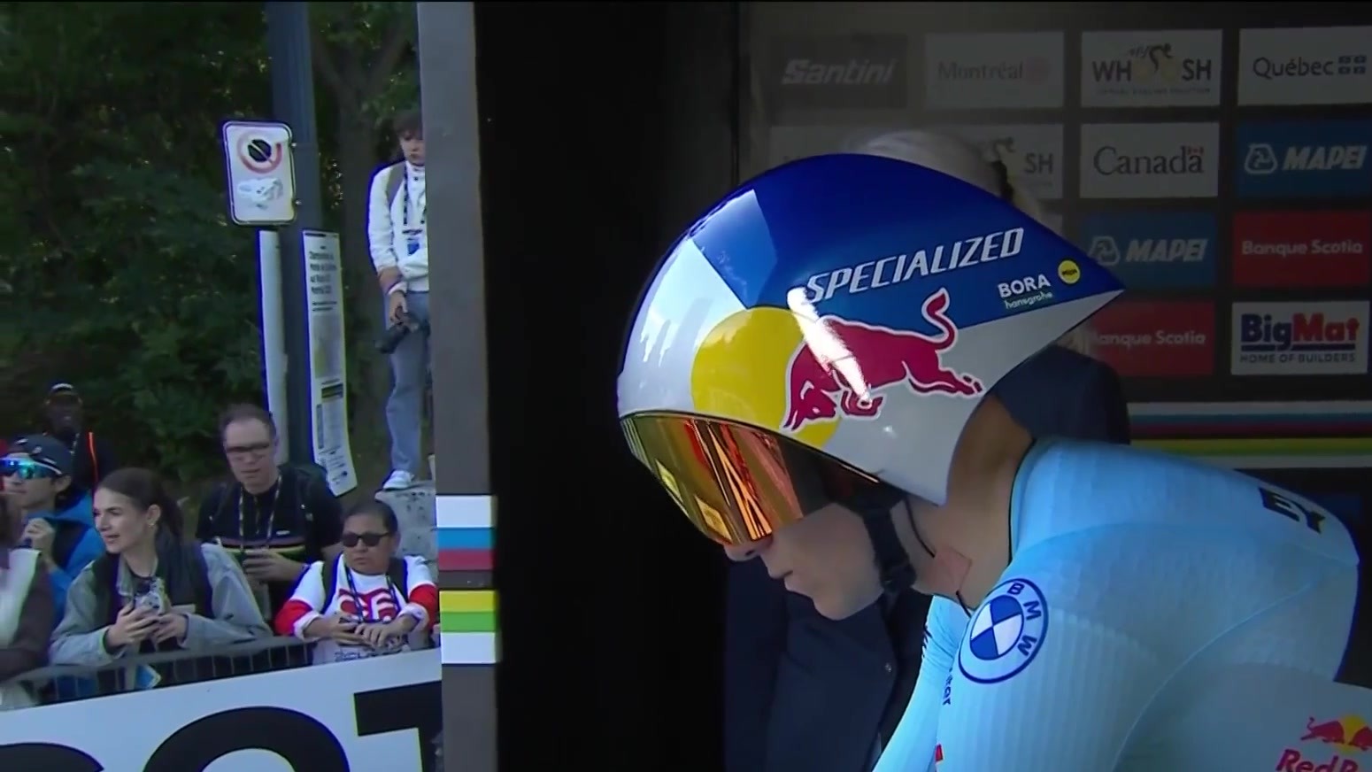 Remco Evenepoel in het Belgische tenue aan de start van de WK-tijdrit in Montréal