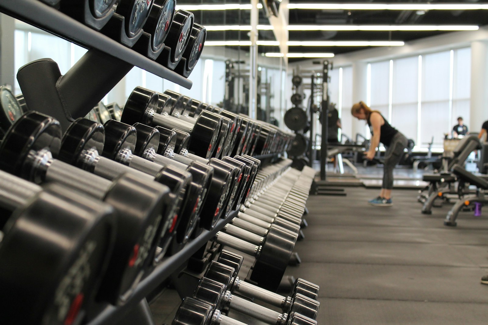 De ultieme gids voor mannen die willen beginnen met fitnessen: van doelen stellen tot apparatuur kiezen
