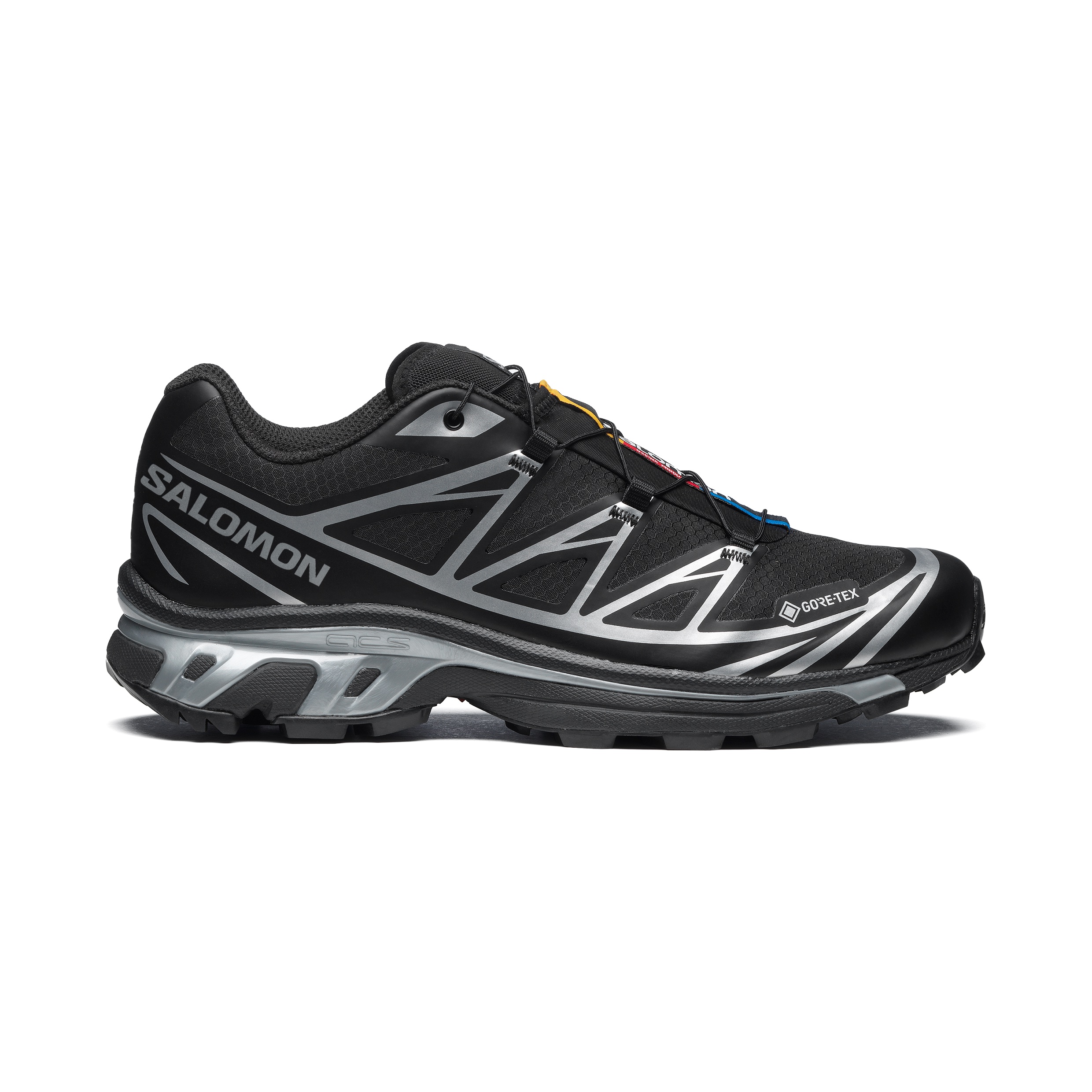 Zwarte Salomon XT-6 GORE-TEX met metallic zilveren details op de zijkant
