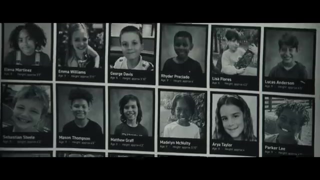 Prikbord met foto's van de vermiste kinderen uit de horrorfilm Weapons