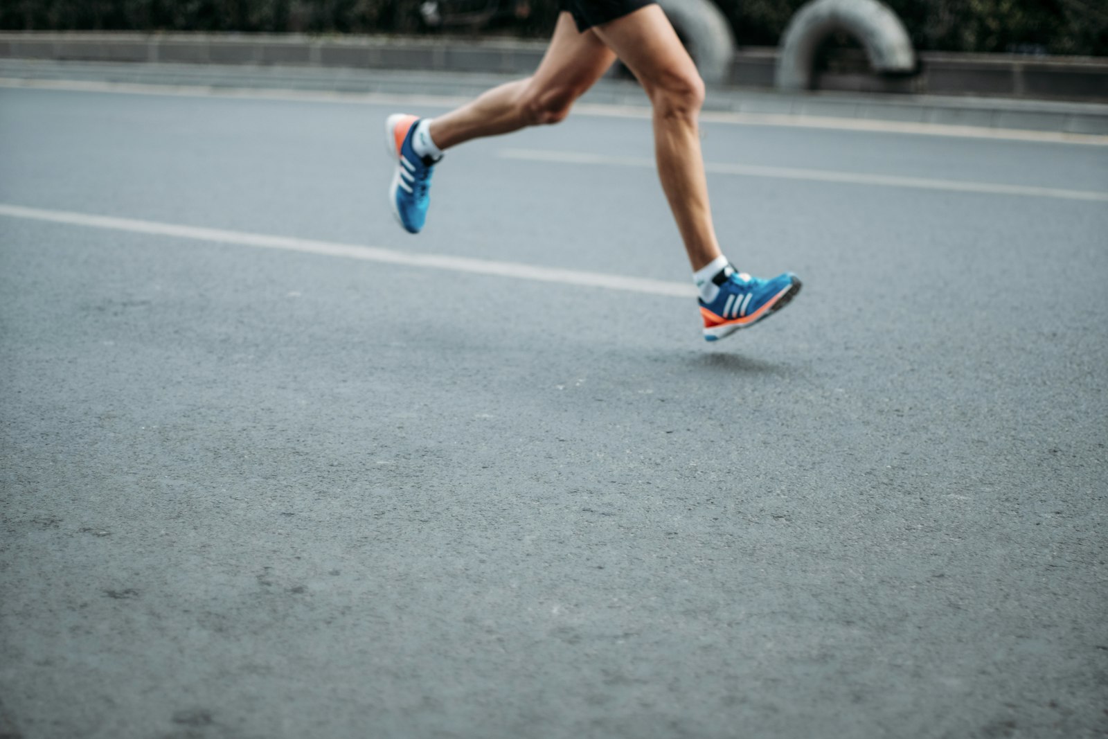 Man doet een intervaltraining op een loopband in de sportschool