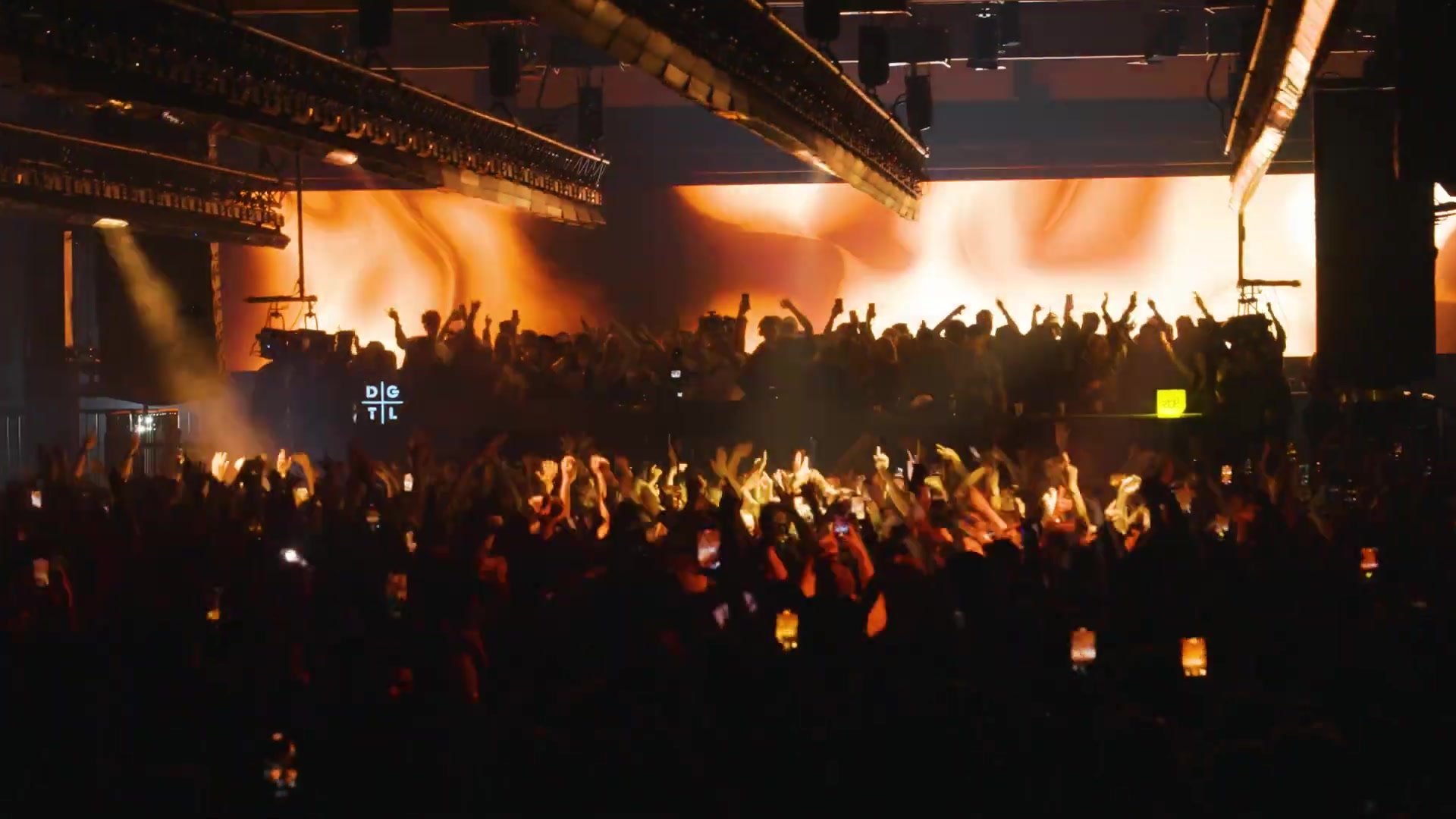Volle dansvloer tijdens een DGTL-nacht op het Amsterdam Dance Event