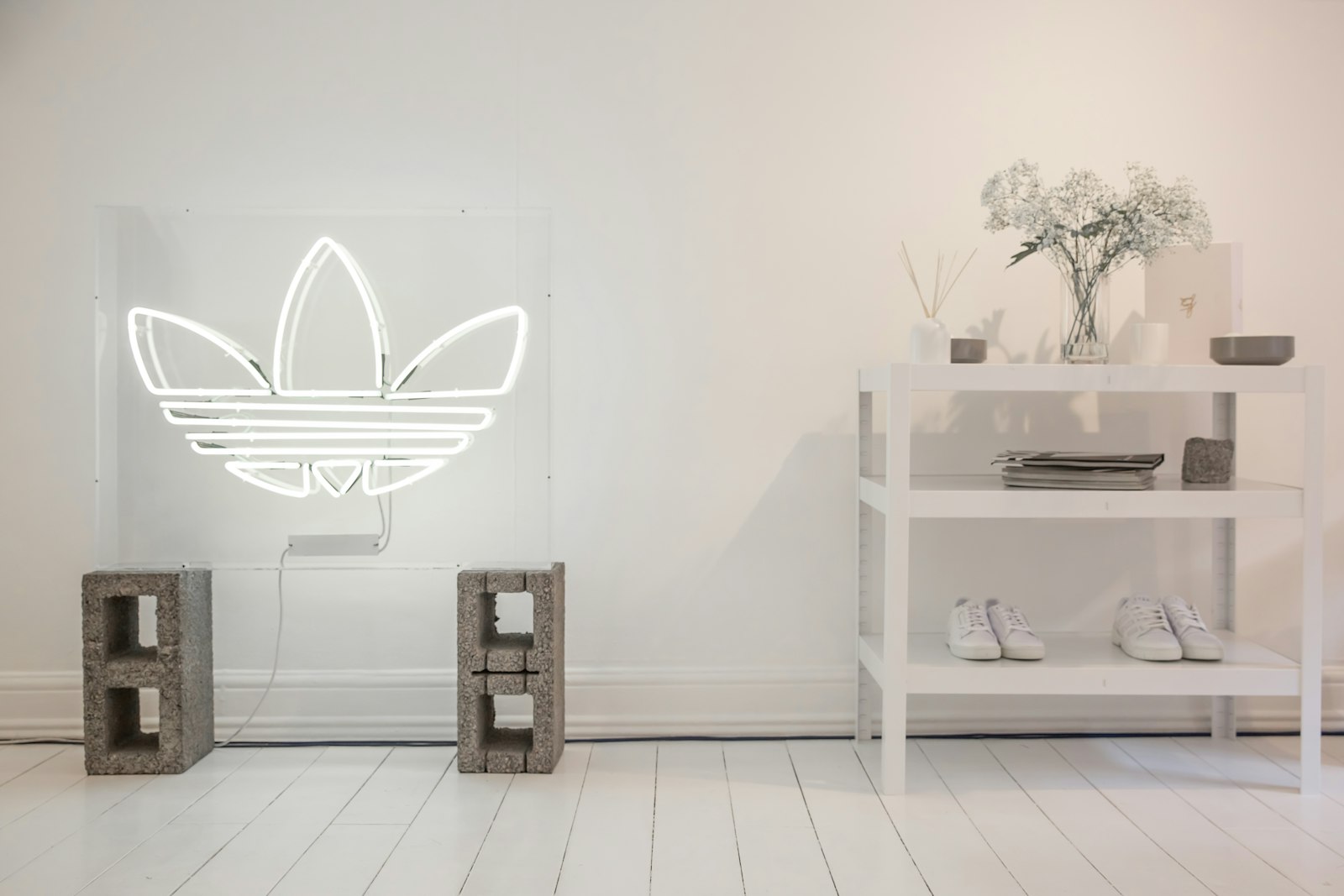 Rij sneakers op een schap in een sportwinkel
