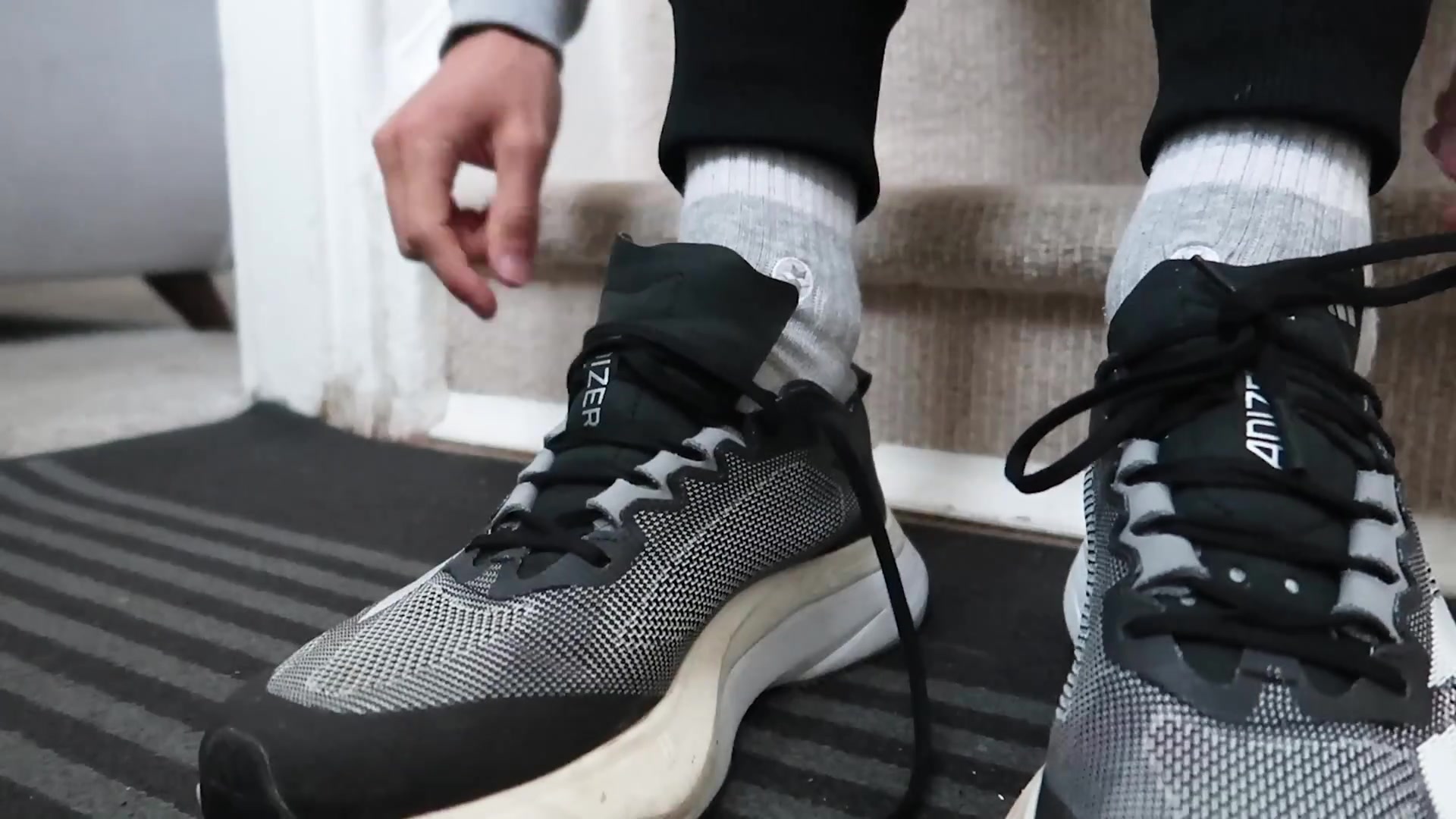 Hardloper strikt de veters van de Adidas Adizero Boston 12