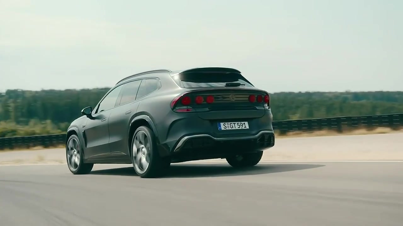 Grijze Mercedes-AMG GT SUV van achteren op een testcircuit