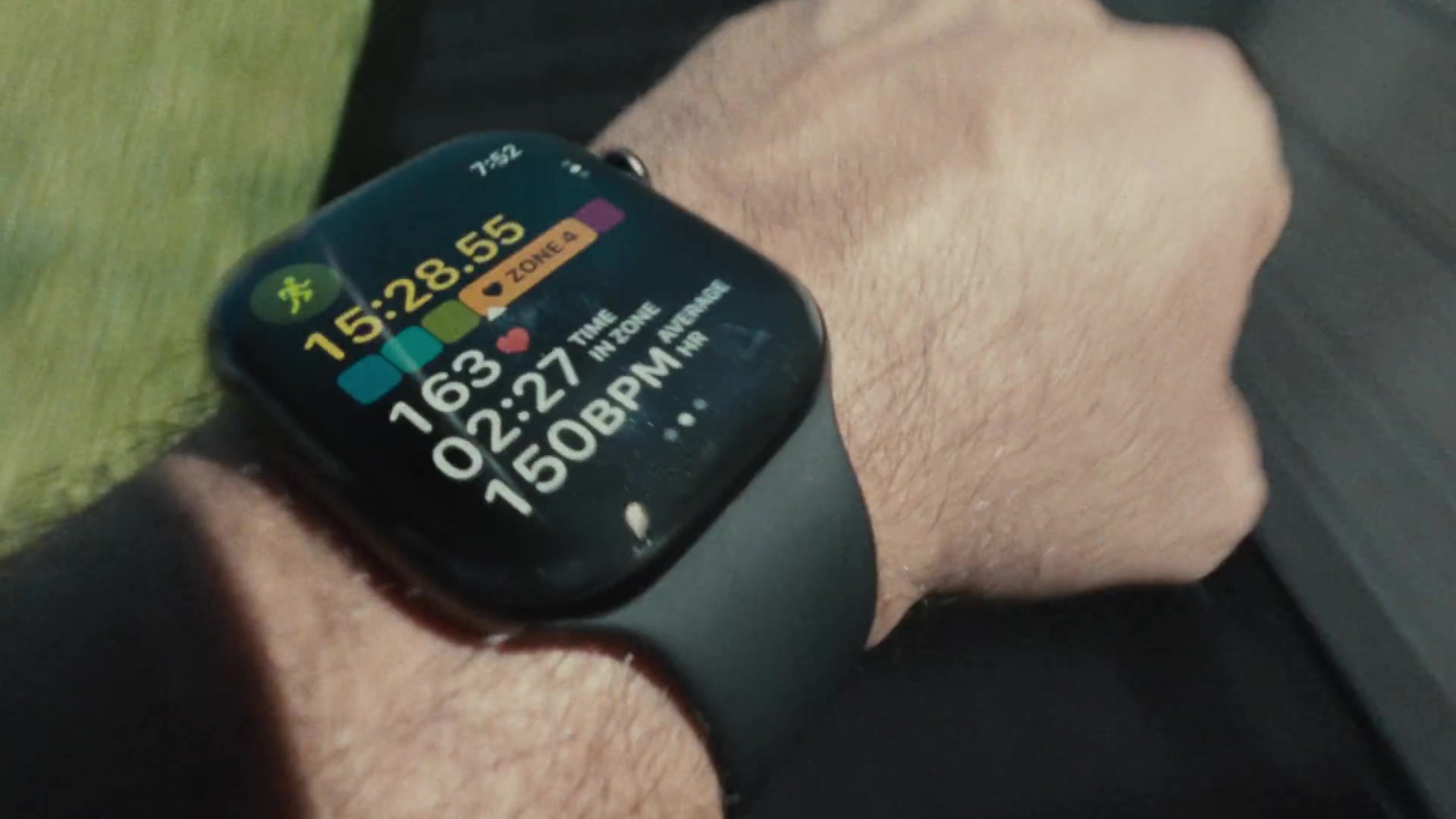 Apple Watch Series 12 om een pols met hartslag- en trainingsgegevens tijdens het hardlopen