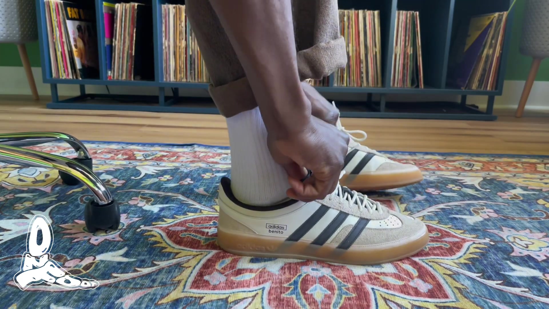 Een eerdere Gazelle Indoor van Bad Bunny en adidas aan de voet, met de naam benito op de zijkant