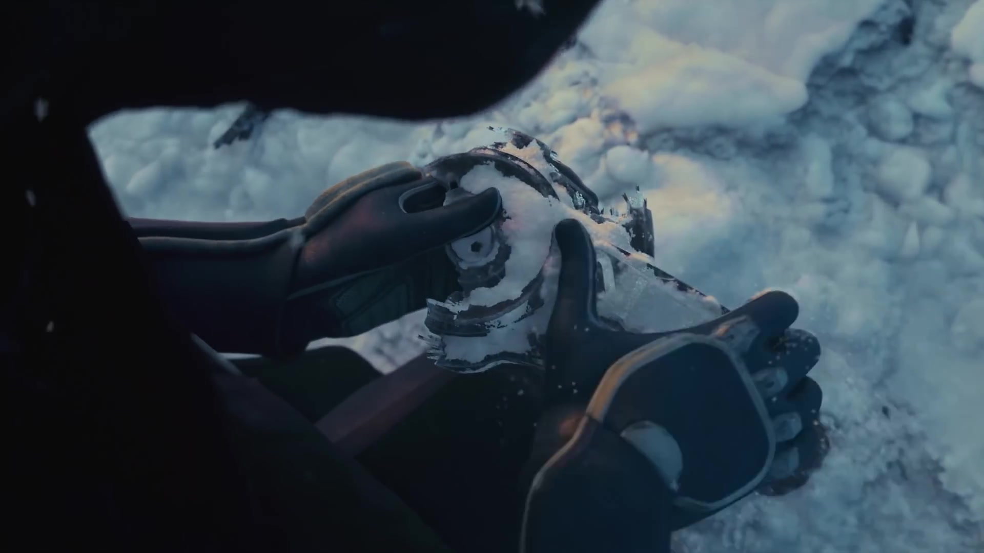 Handschoenen met een stuk N7-wapenrusting in de sneeuw uit de teaser van het nieuwe Mass Effect