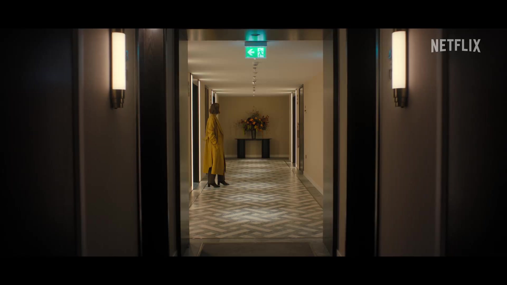 Keira Knightley als Helen Webb in een hotelgang in de trailer van Black Doves seizoen 2