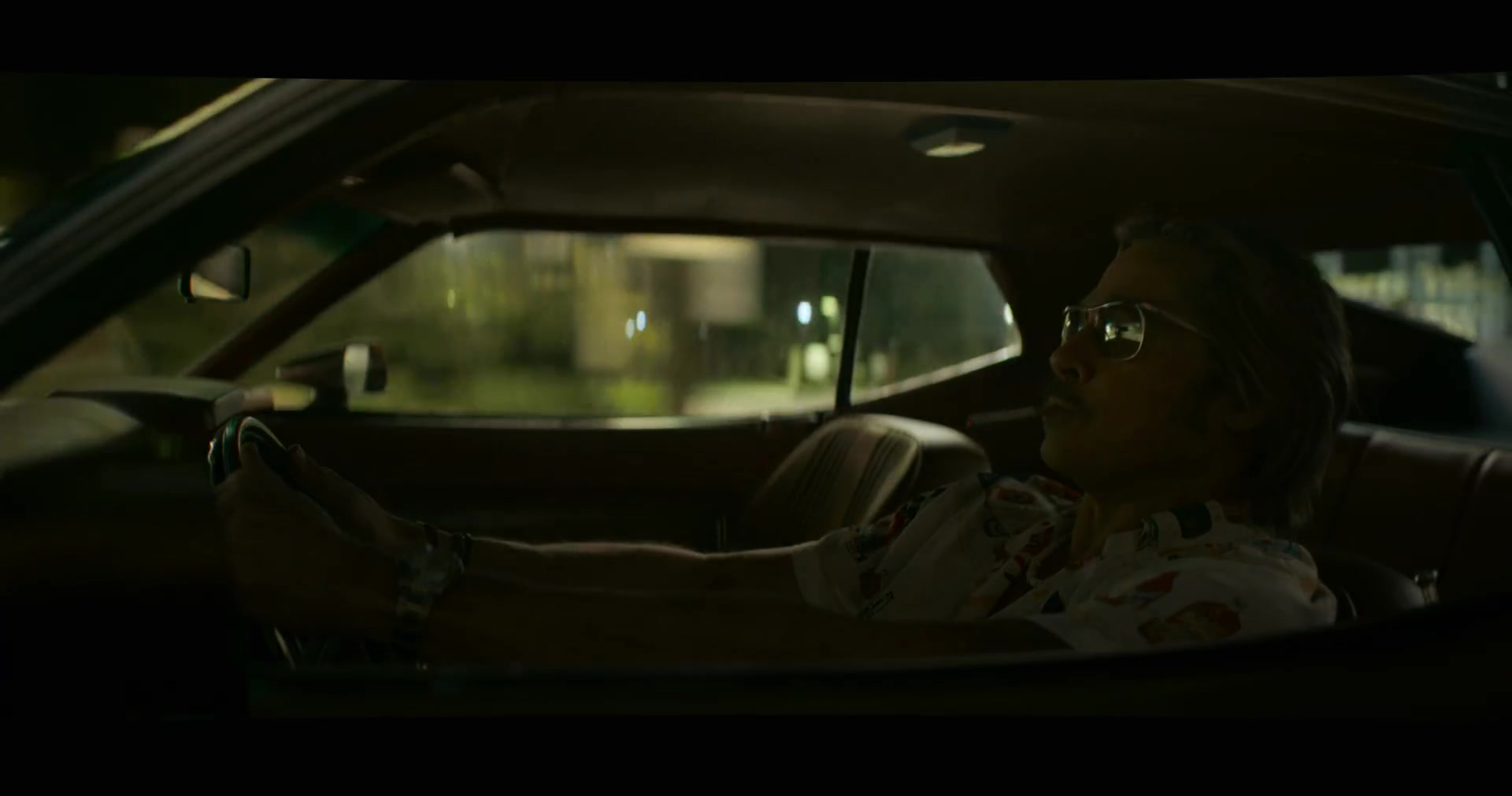 Brad Pitt als Cliff Booth achter het stuur in de trailer van The Further Mis-Adventures of Cliff Booth