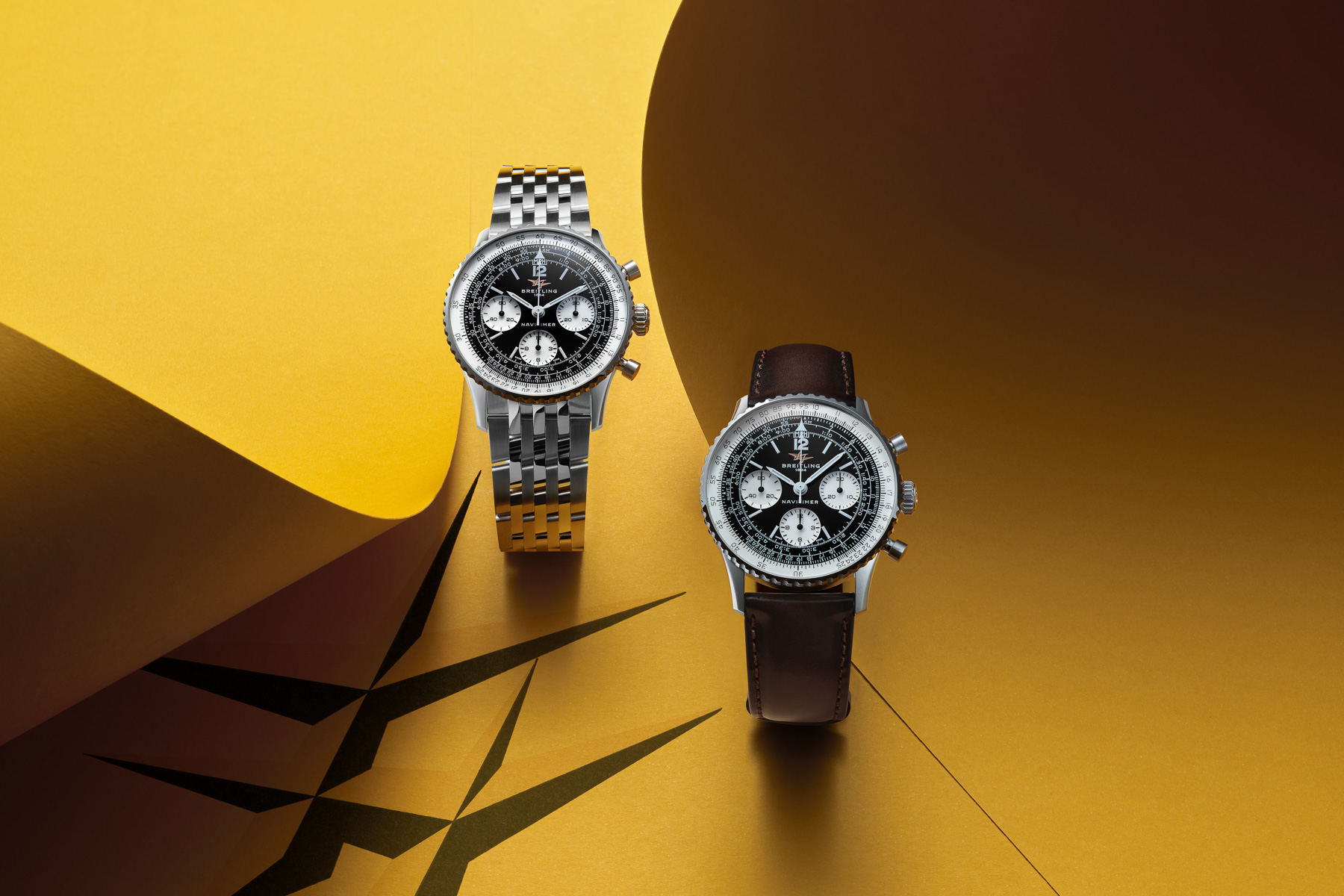 Twee Breitling Navitimer B09 Chronograph 41 met zwarte wijzerplaat, aan stalen band en bruin leer