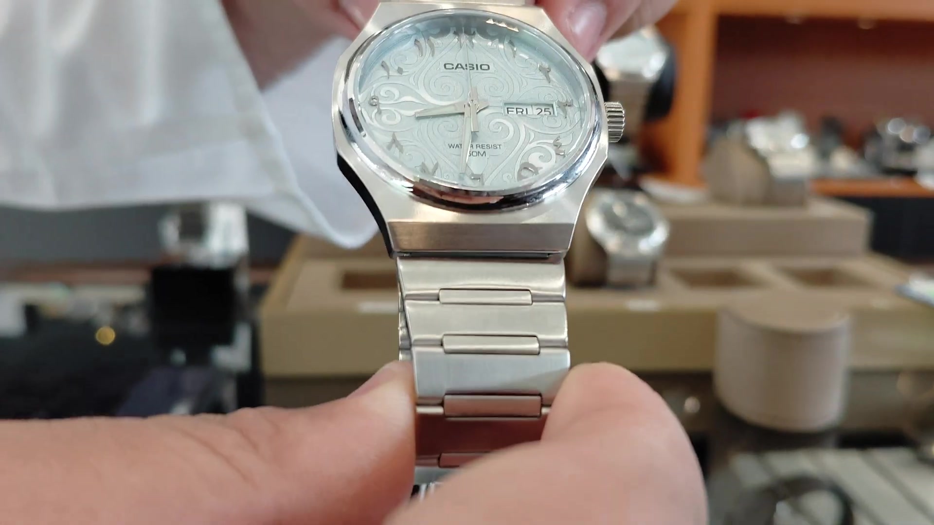 Casio MTP-E735AR met ijsblauwe wijzerplaat vol arabeskpatronen en Oost-Arabische cijfers
