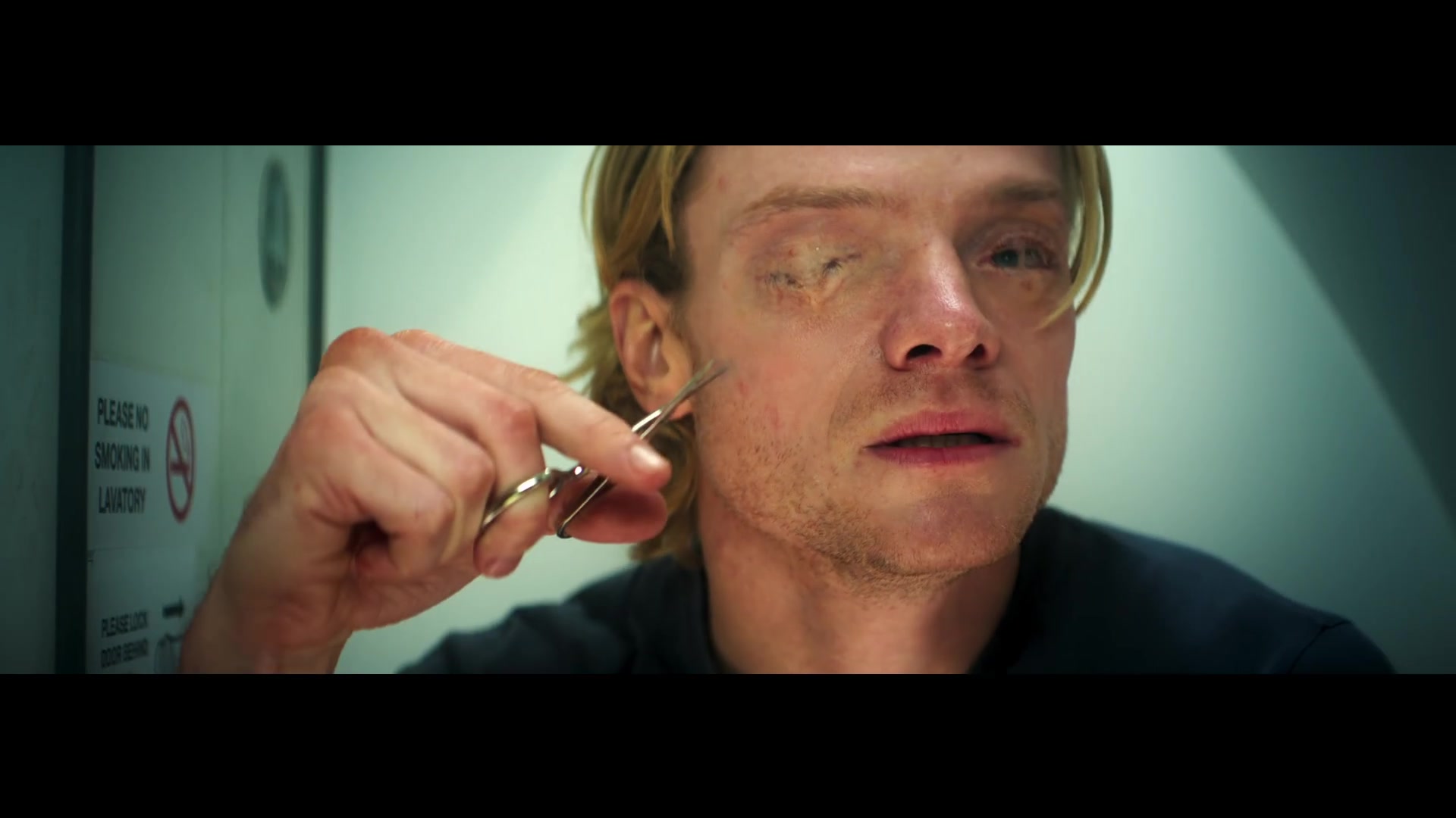 Tom Rhys Harries als de verminkte acteur Matt Hagen in de film Clayface