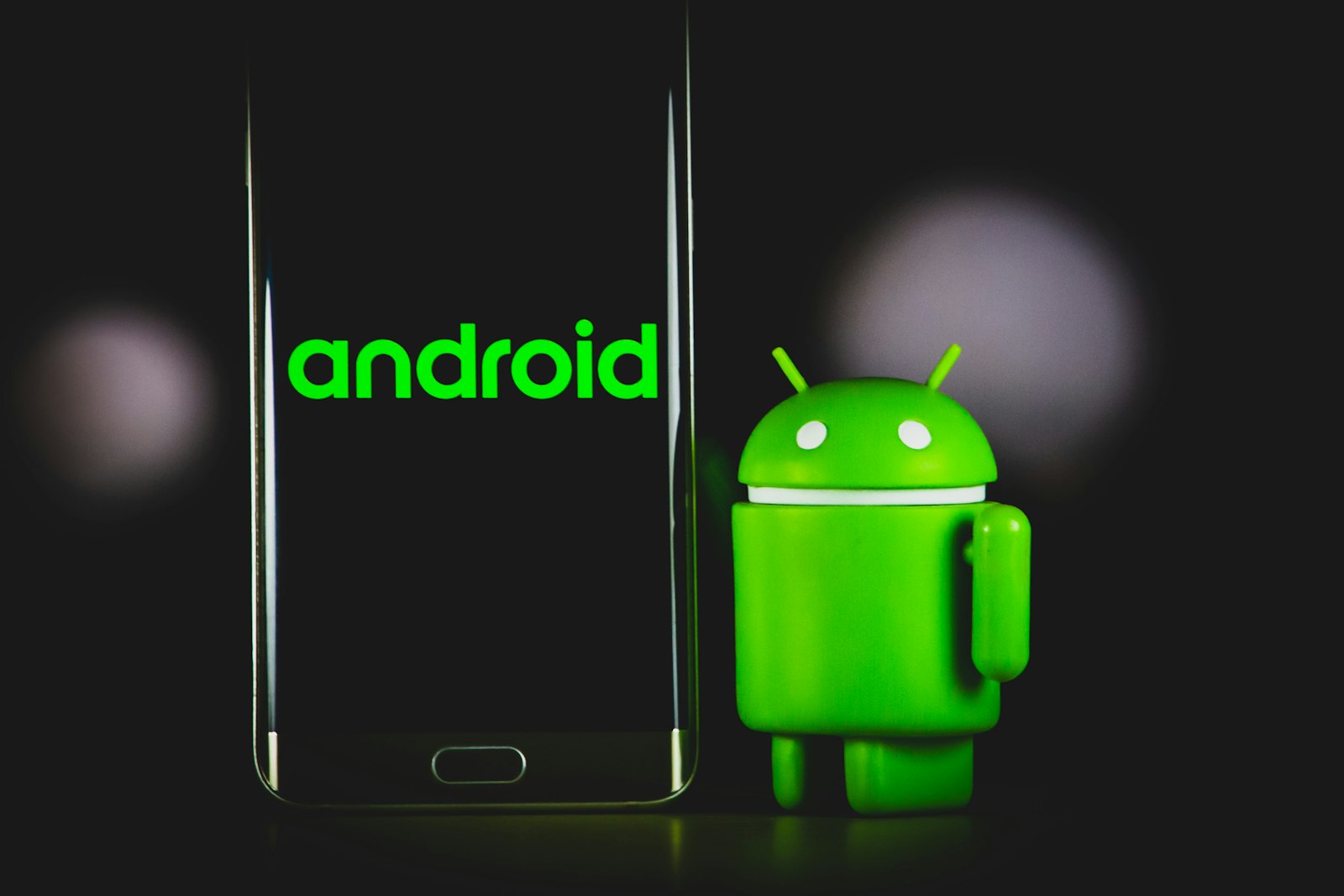 Hand met een Android-telefoon die een inlogscherm toont