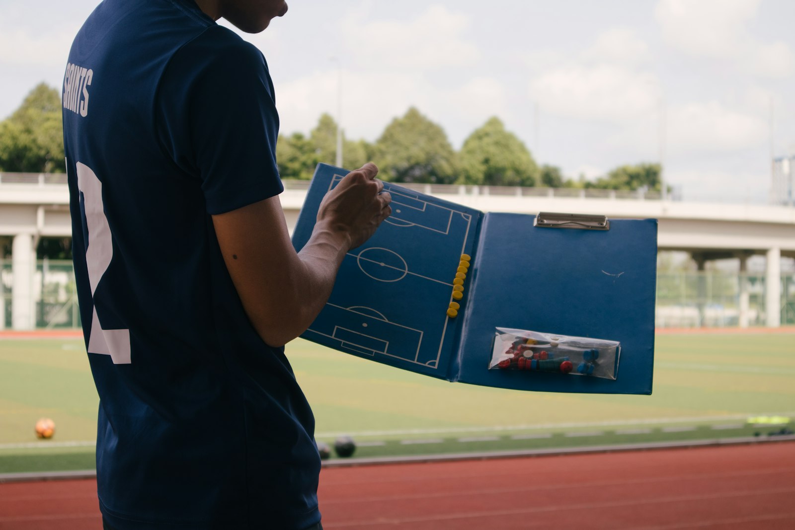 Voetbaltrainer langs de lijn in een stadion