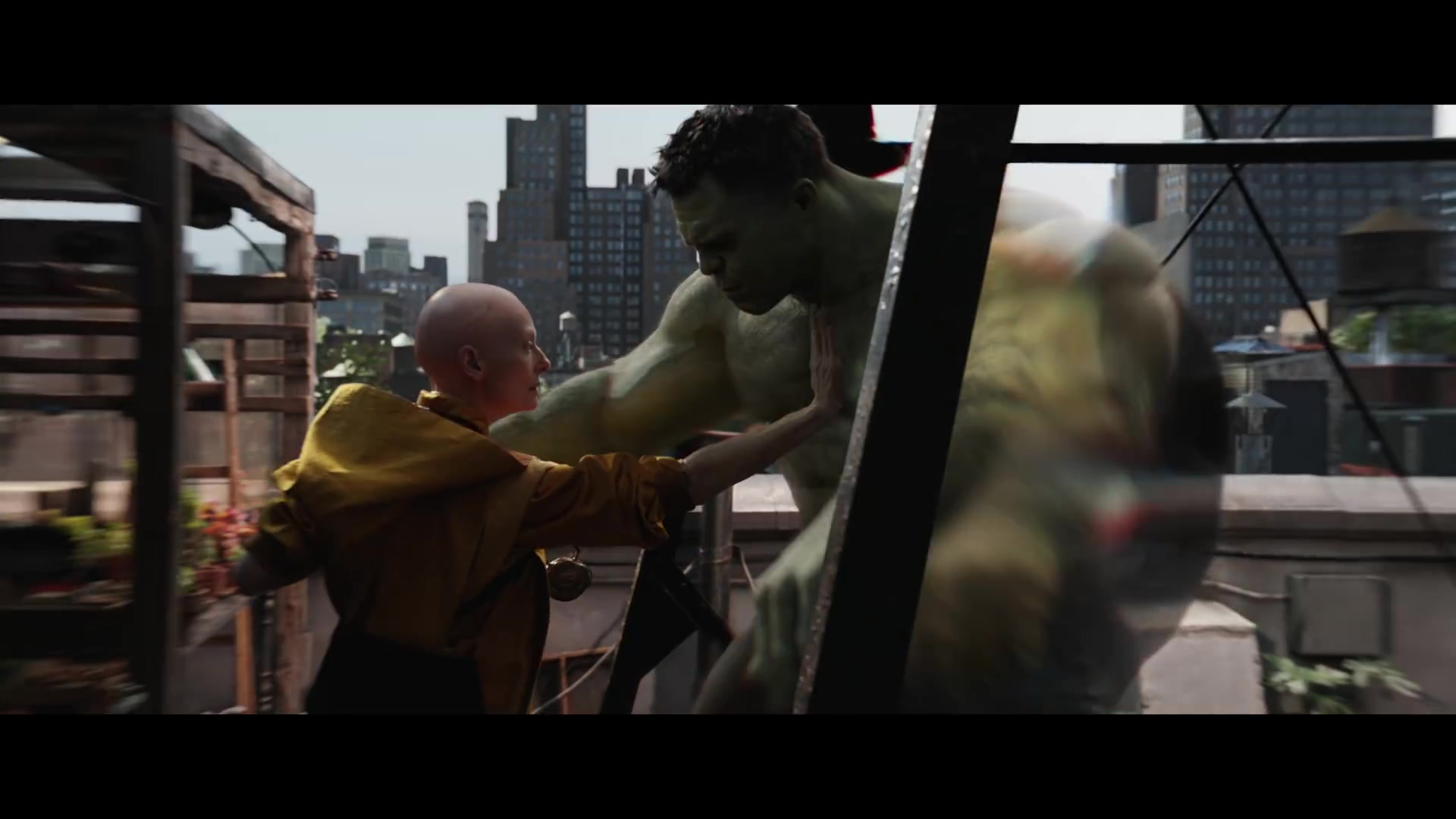 De Hulk en de Ancient One op een dak in New York, beeld uit de officiële trailer van Avengers: Endgame Encore
