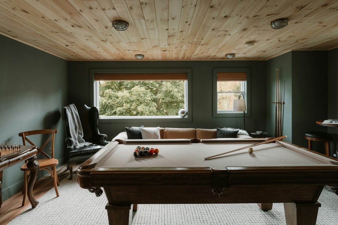 Een mancave inrichten die niet op een kelder met een bank lijkt