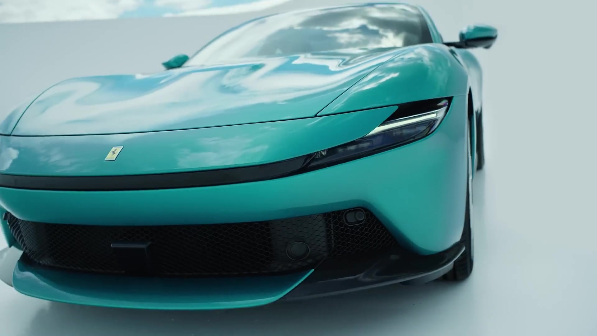 Groenblauwe Ferrari Amalfi van voren in een witte studio