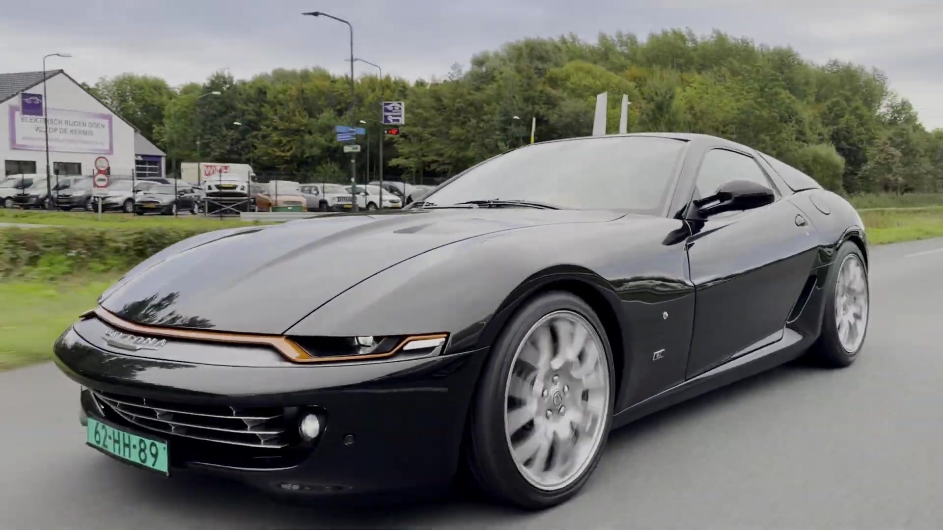De zwarte Daytona Shooting Brake Hommage van Niels van Roij Design op een Nederlandse weg