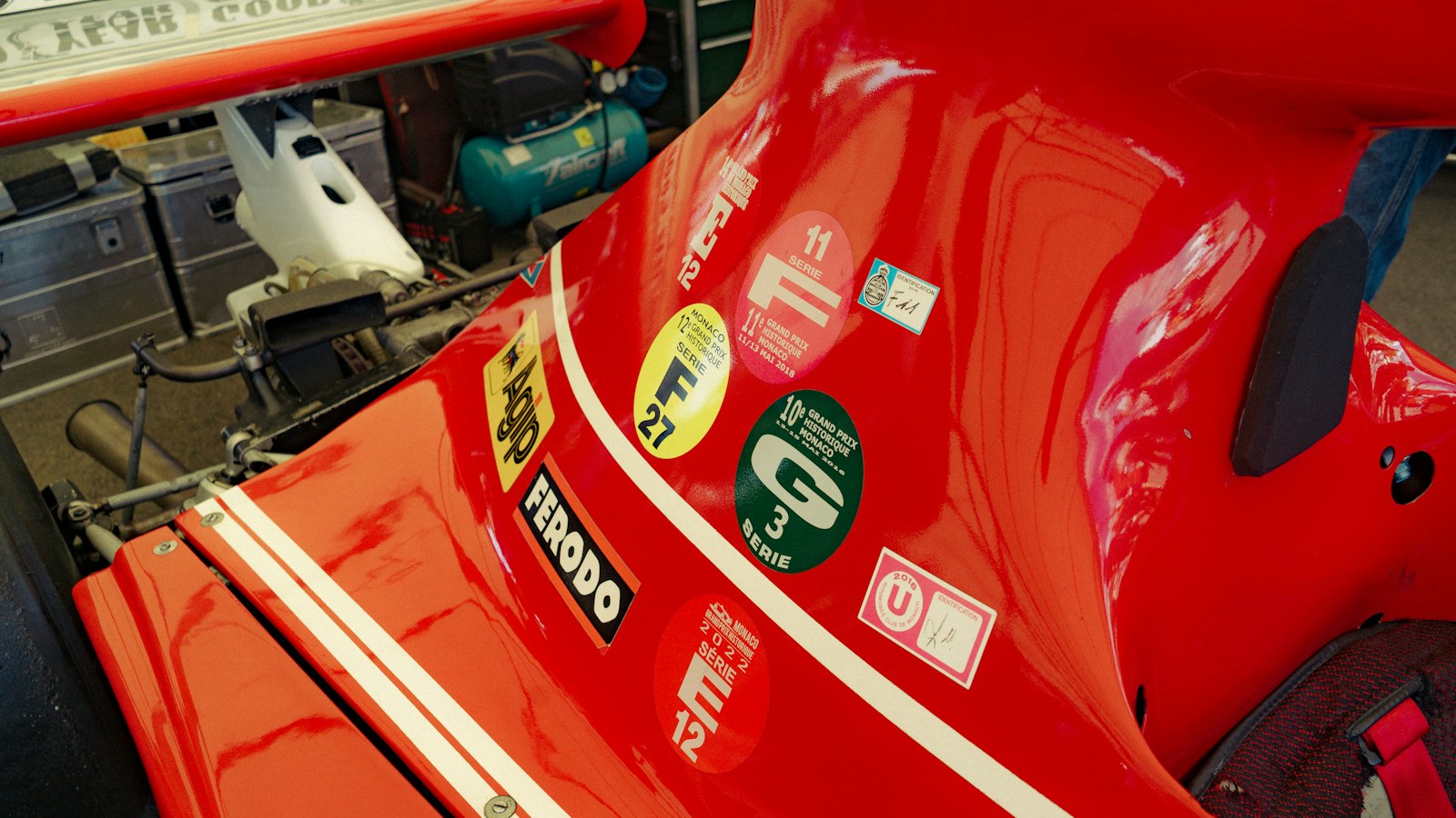 Rode Formule 1-auto van Ferrari op het circuit