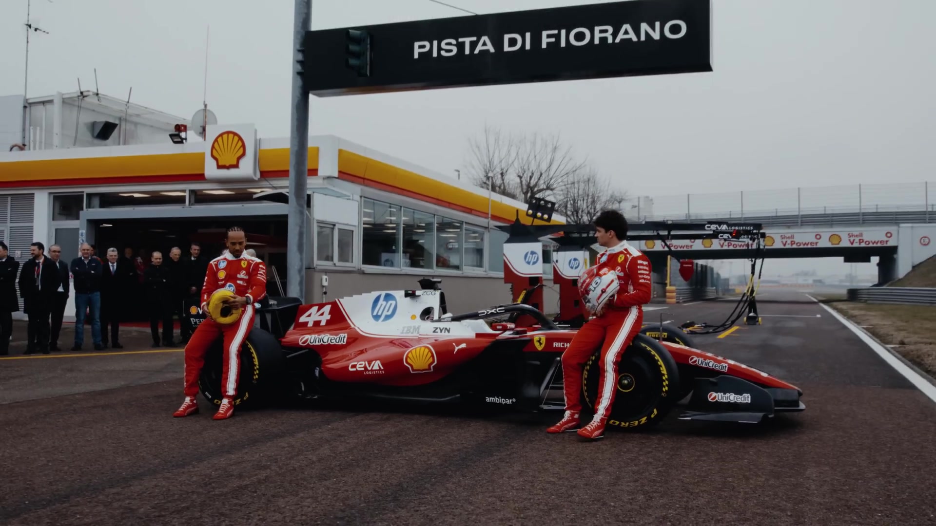 Lewis Hamilton en Charles Leclerc bij de Ferrari SF-26 op de Pista di Fiorano