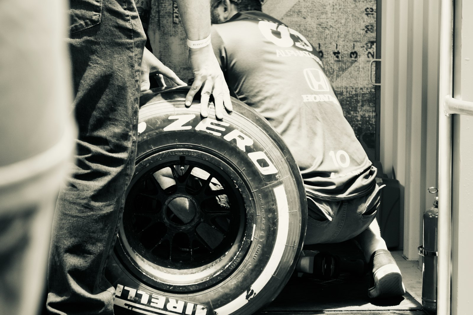 Close-up van een Formule 1-band en velg