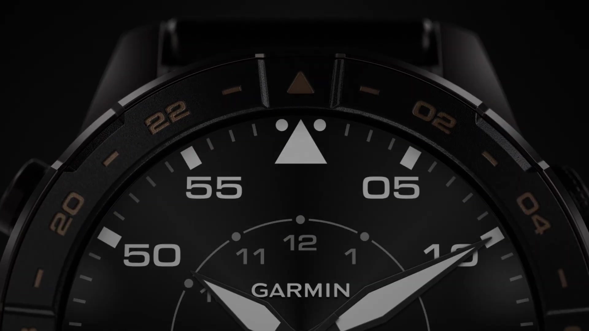 Close-up van de wijzerplaat van de Garmin MARQ Commander met keramische rand