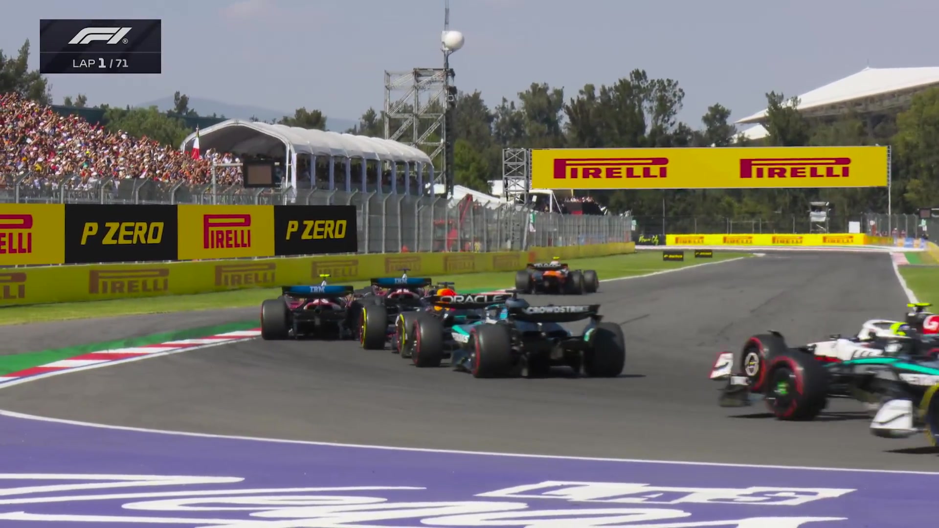 De start van de Grand Prix van Mexico met het veld in de eerste bochten