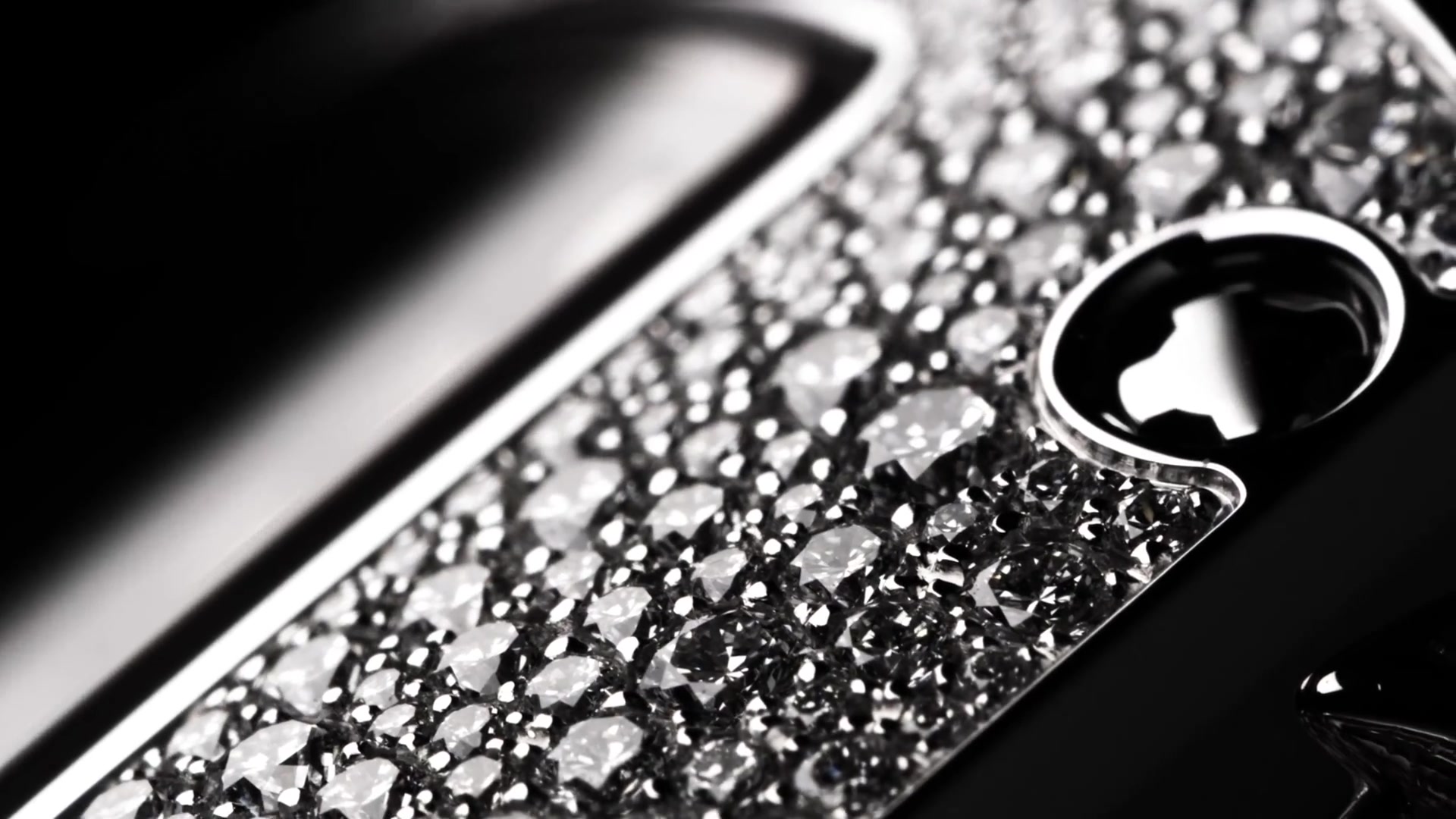 Close-up van de met diamanten in snow setting bezette kast van een Richard Mille RM 07-01