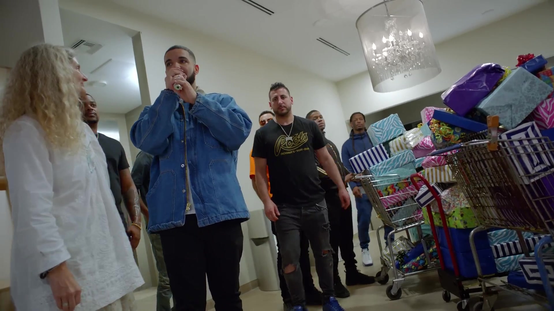 Drake met een microfoon in de hand in de officiële videoclip van God's Plan