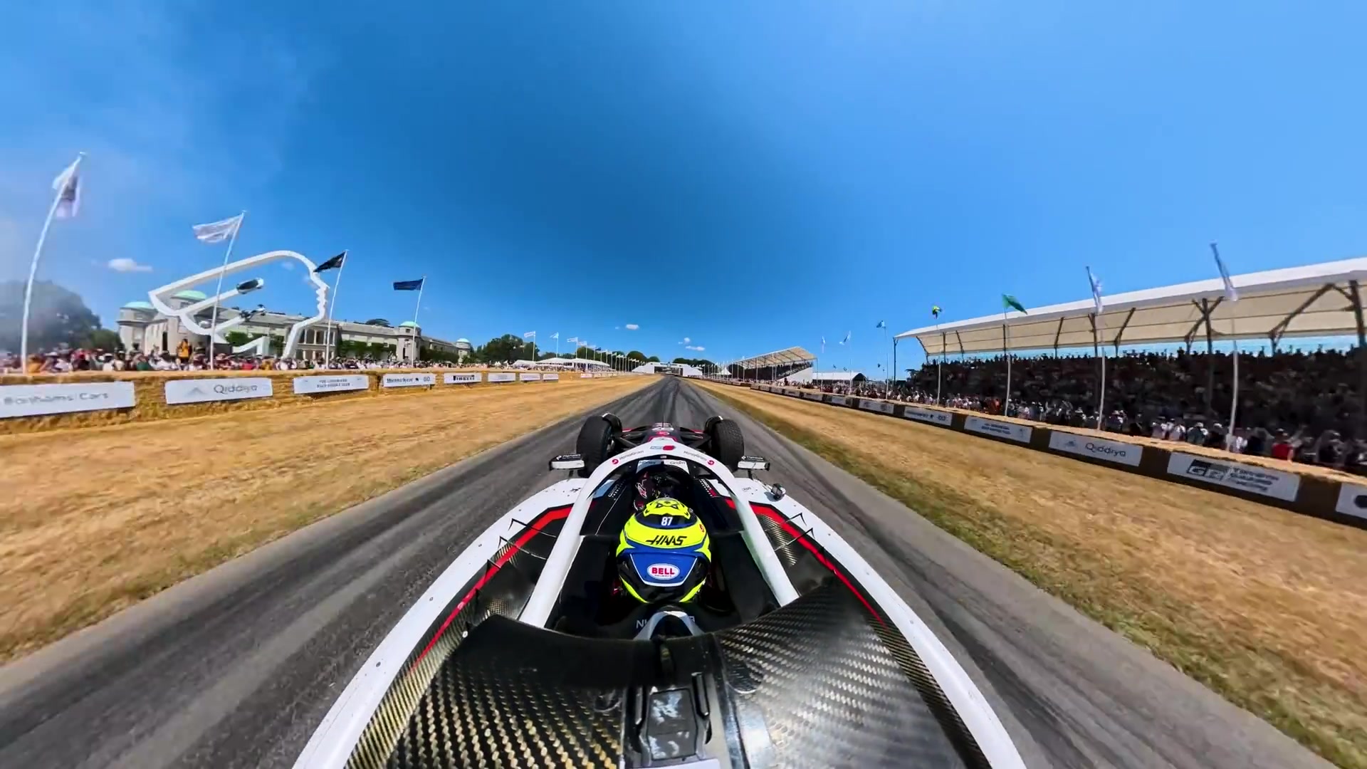Oliver Bearman met nummer 87 in de Haas tijdens het Goodwood Festival of Speed