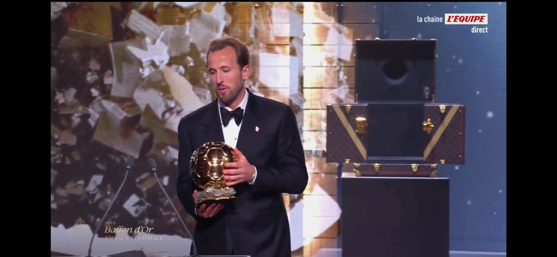 Harry Kane met de Ballon d'Or op het podium in het London Palladium