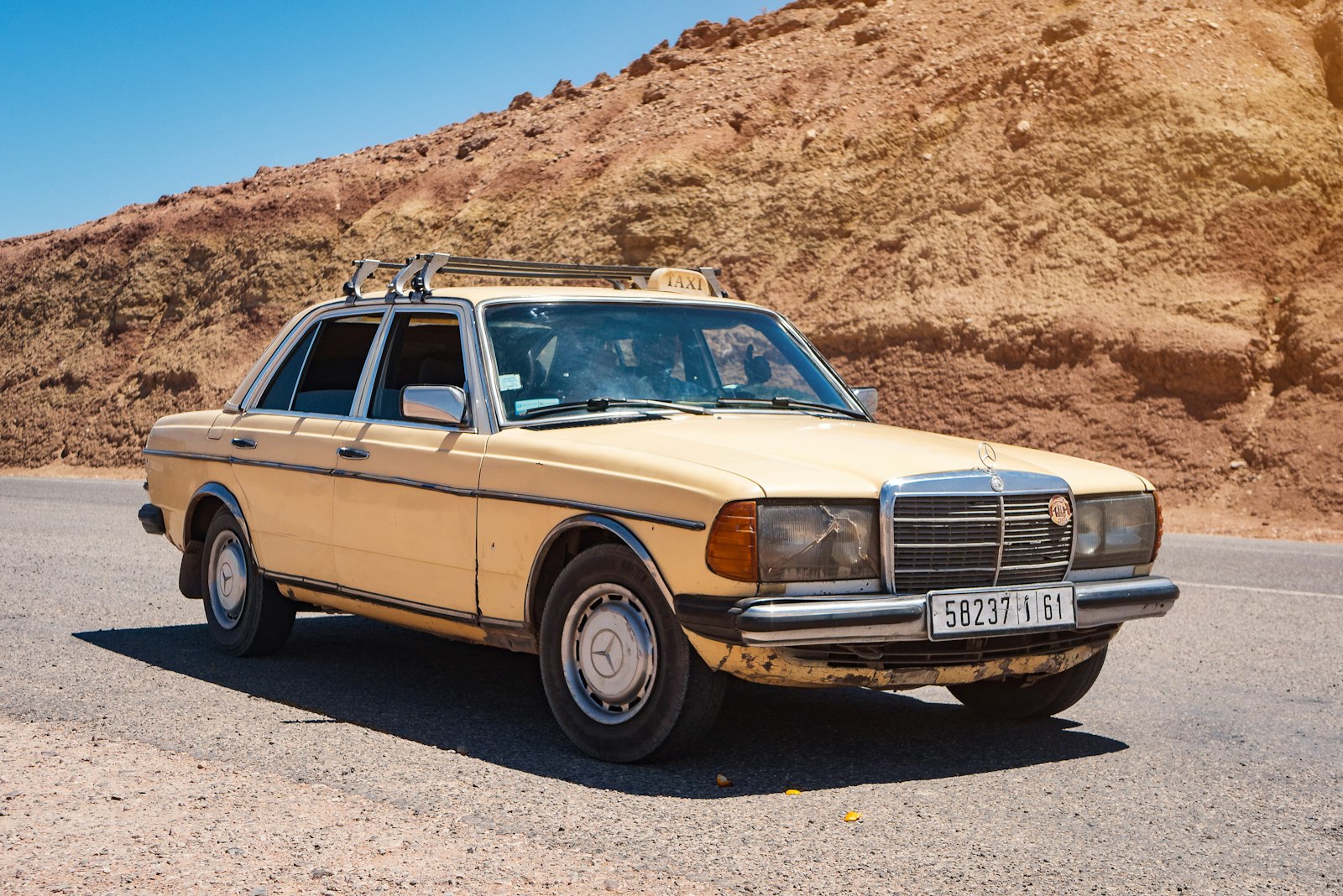 Klassieke Mercedes E-Klasse van de W124-generatie met brede AMG-carrosserie