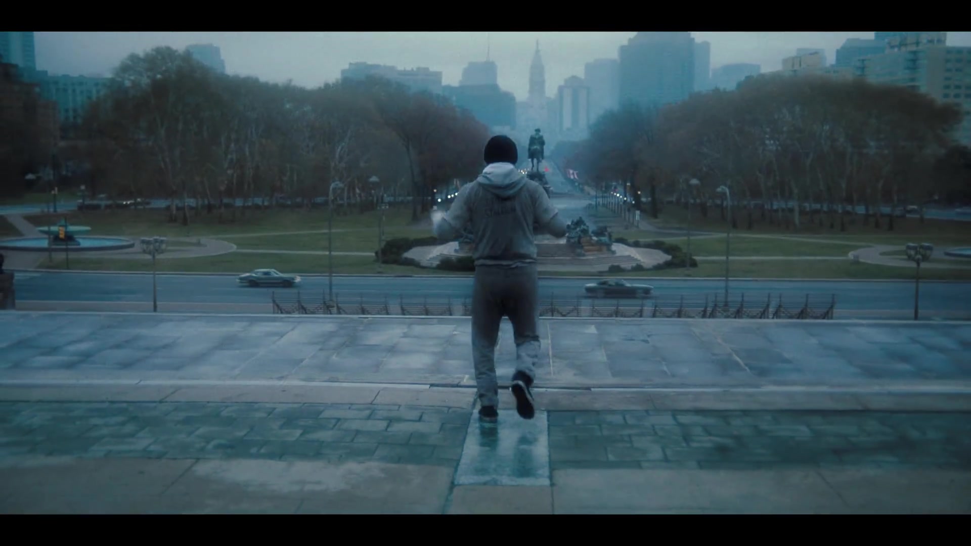 Anthony Ippolito als de jonge Sylvester Stallone rennend over de trappen van Philadelphia in I Play Rocky
